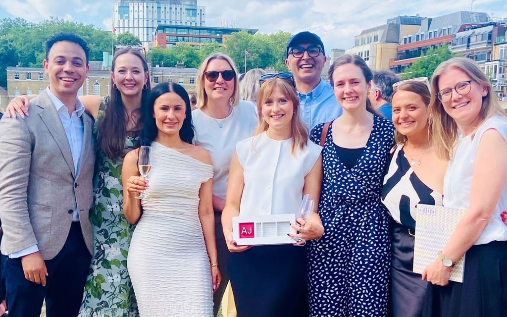 Evie Martin Group photo with her award