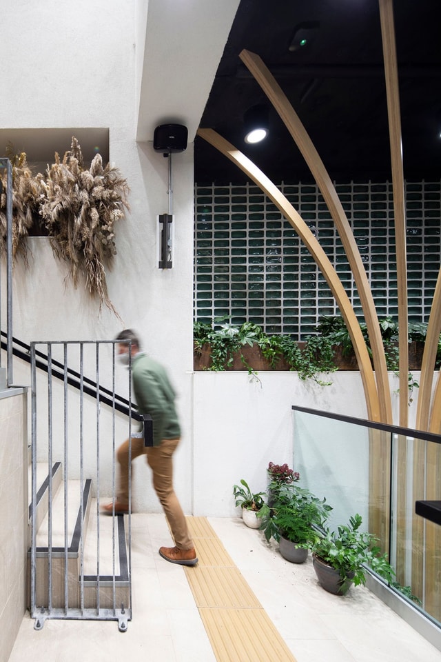 Wren Hotel - man walking up the stairs